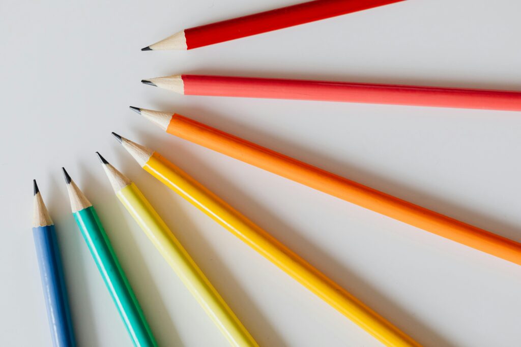 Algo se está preparando Close-up of colorful sharpened pencils arranged on a white background.